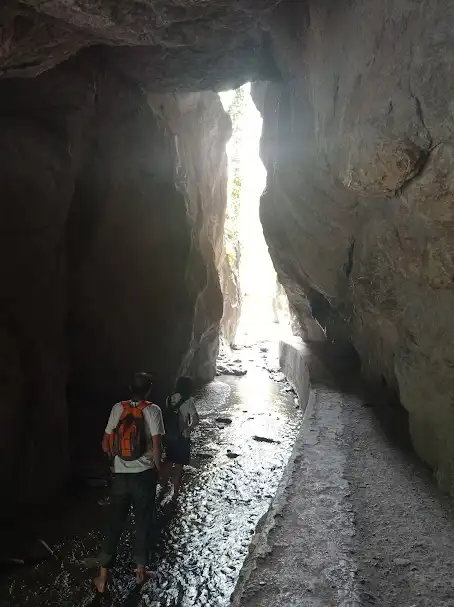 ciclista mirando la sierra con cicicleta a su lado